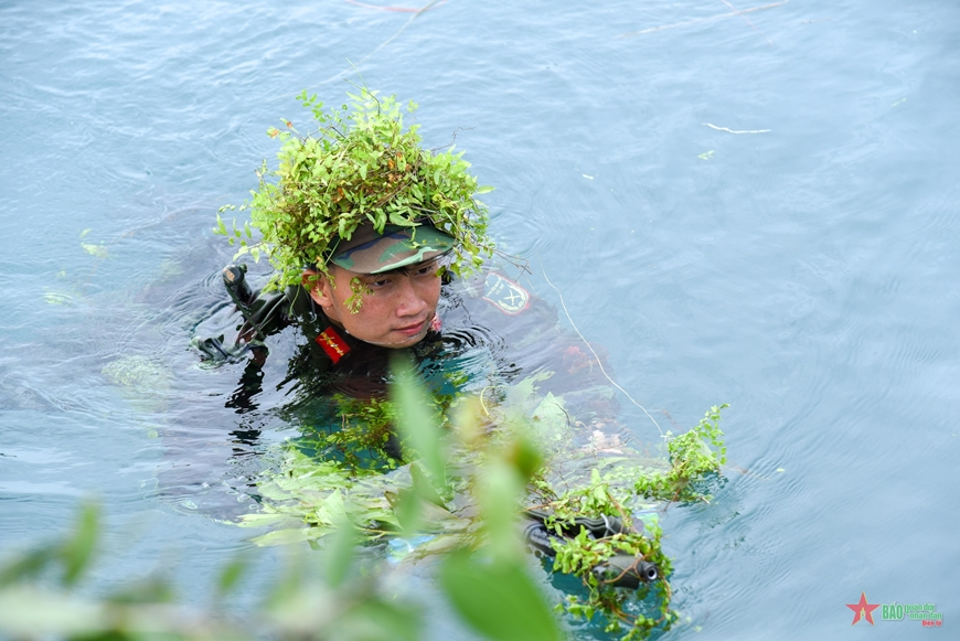 Lực lượng vũ trang huyện Thạnh Hóa huấn luyện sát địa bàn sông nước
